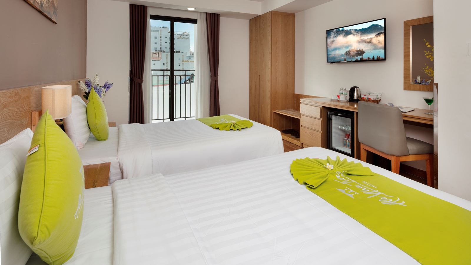 rooms-deluxe-city-view-with-balcony