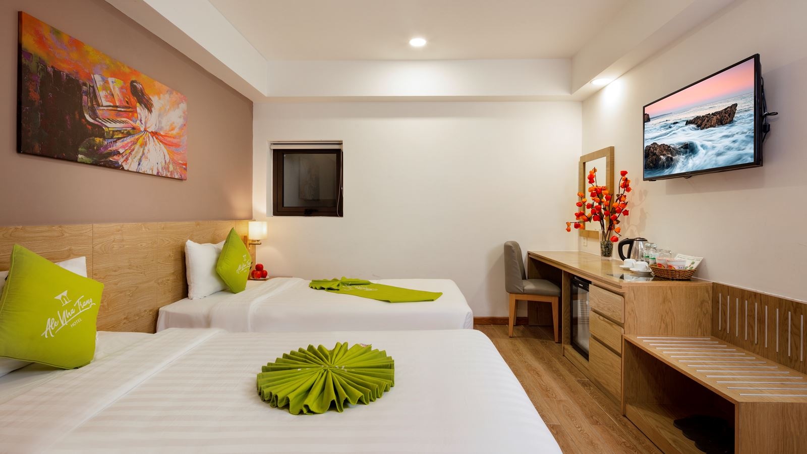 rooms-superior-interior--with-window