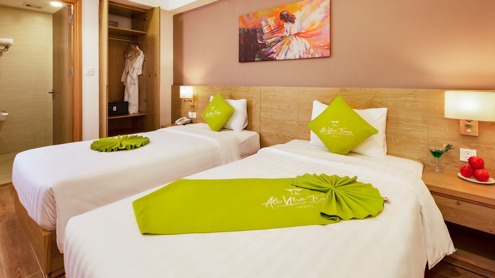 rooms-superior-interior--with-window