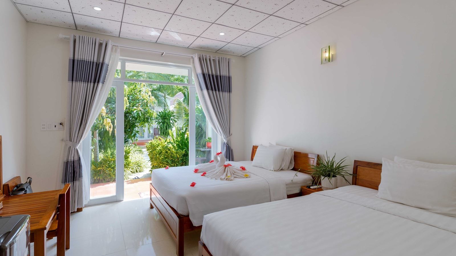 rooms-deluxe-family-bungalow-with-terrace