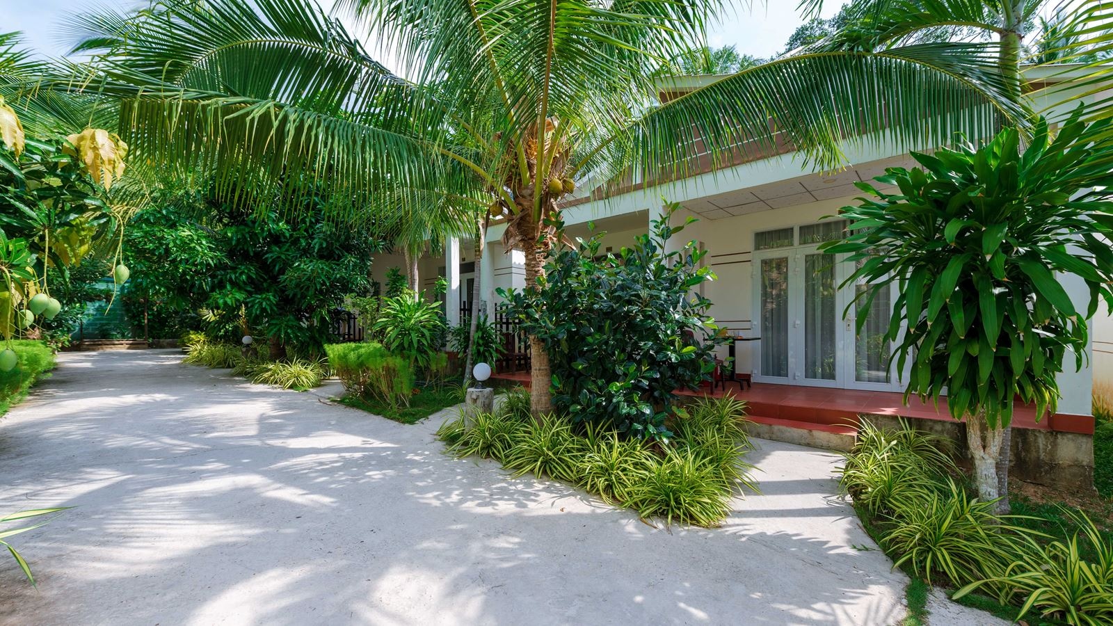 rooms-deluxe-family-bungalow-with-terrace