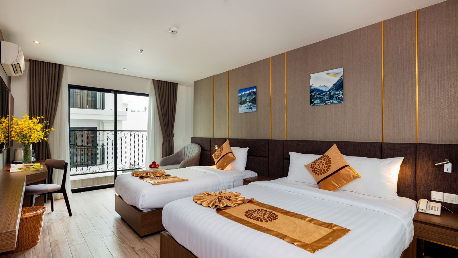 rooms-deluxe-city-view-with-balcony