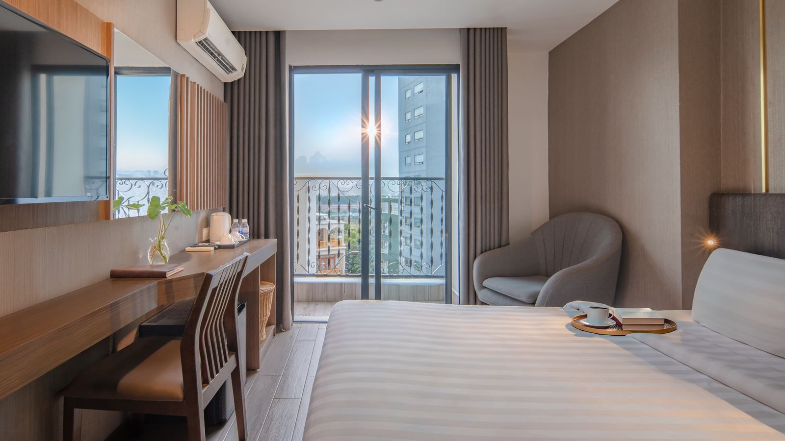 rooms-deluxe-city-view-with-balcony