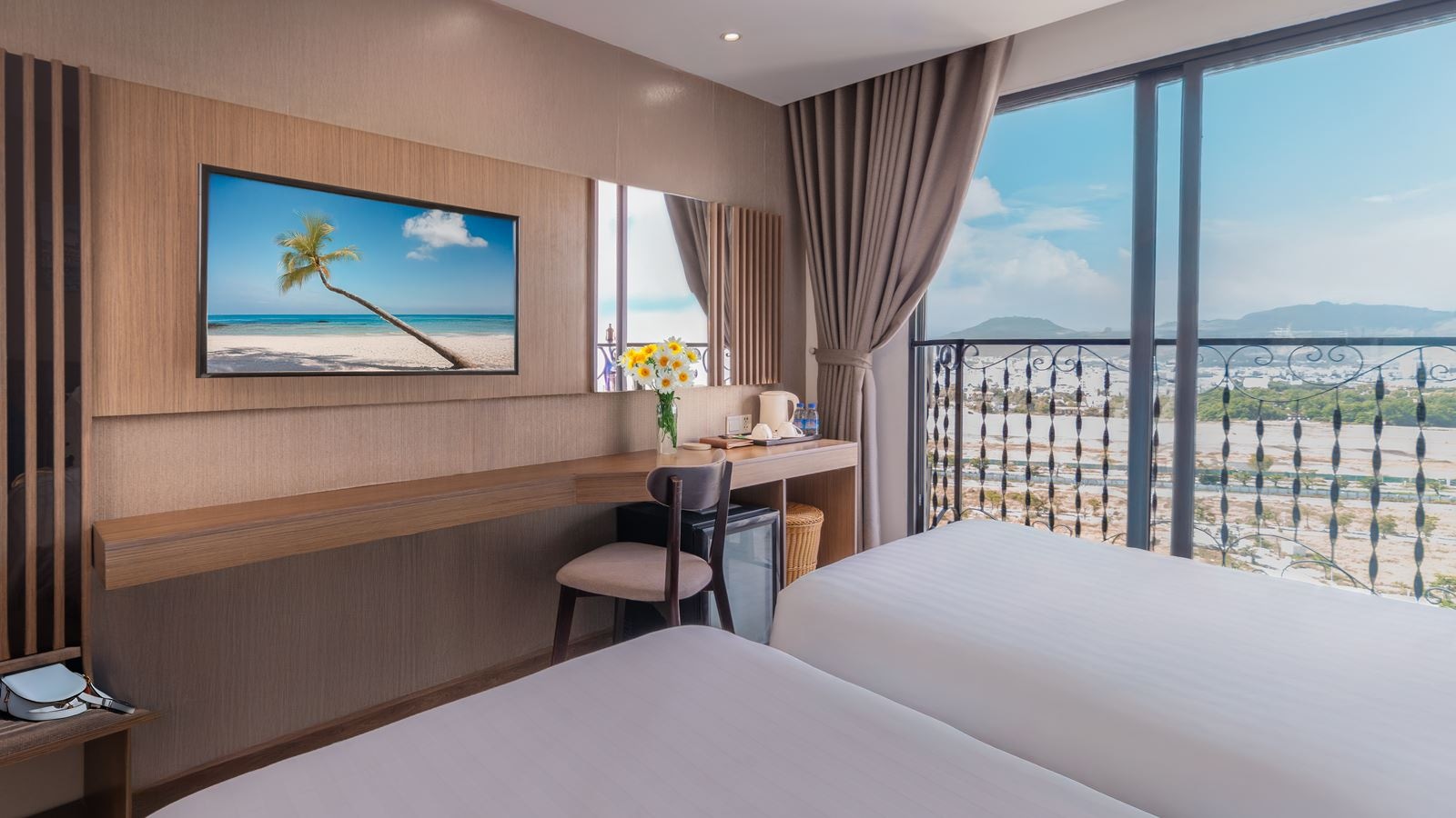 rooms-superior-city-view-with-balcony