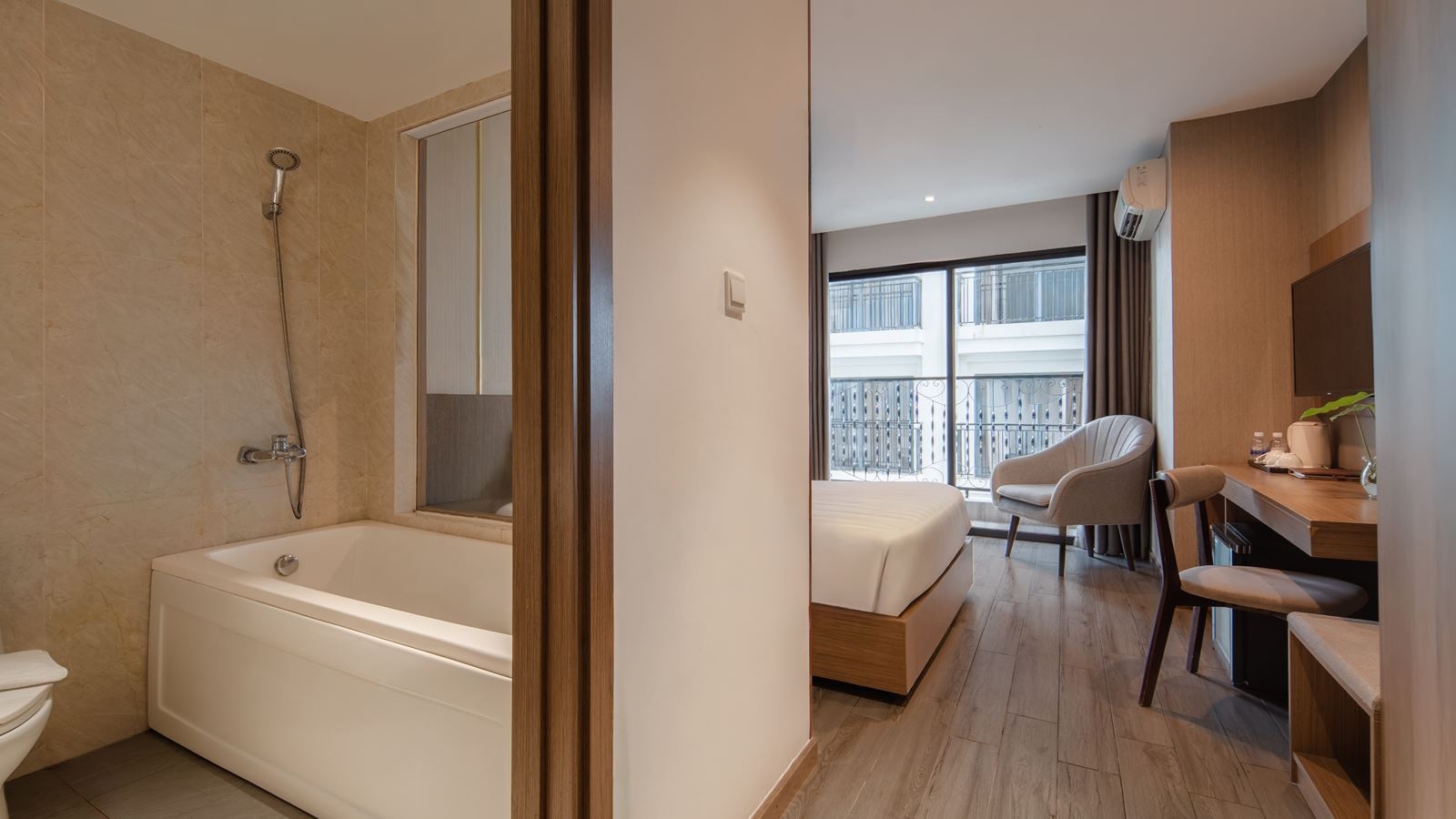 rooms-senior-partial-sea-view-with-balcony-child-without-extra-bed