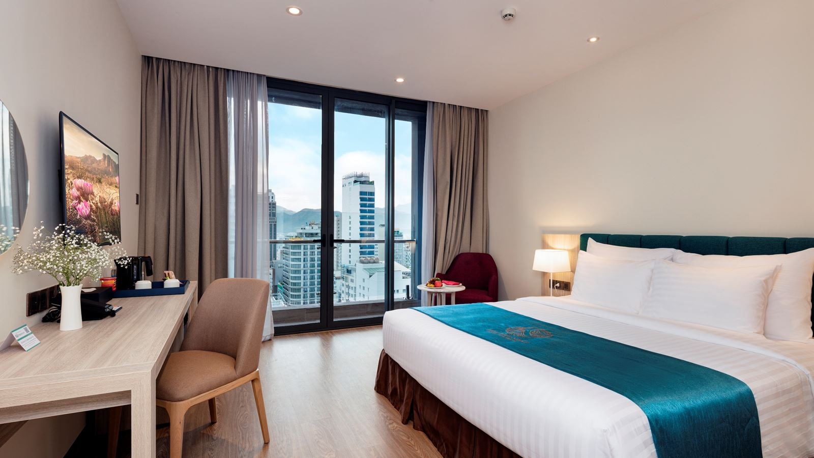 rooms-deluxe-room-balcony