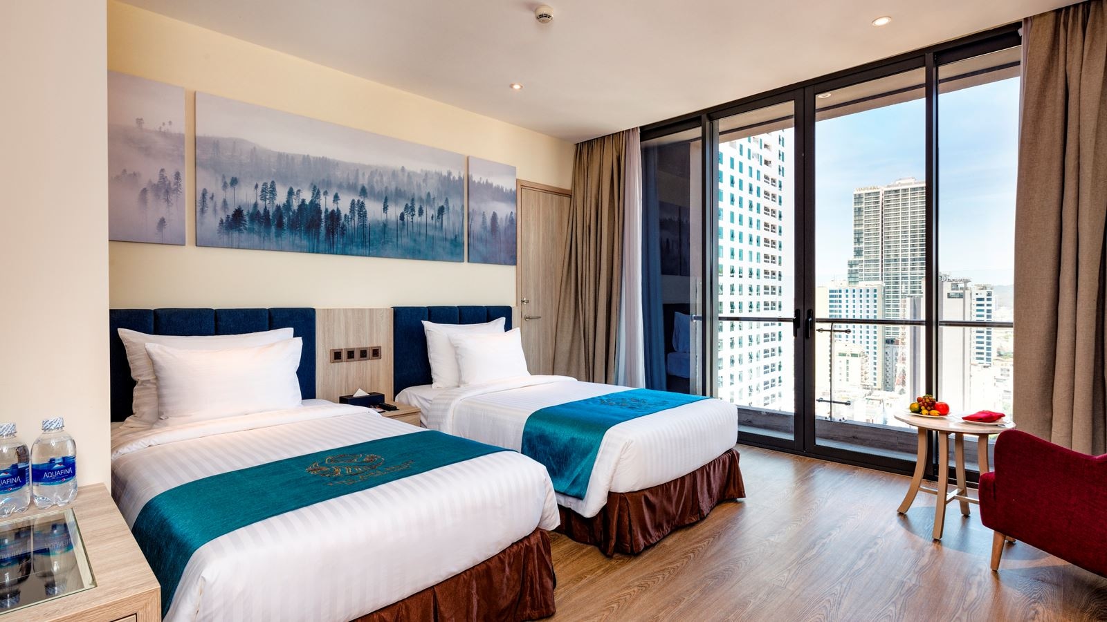 rooms-deluxe-room-balcony