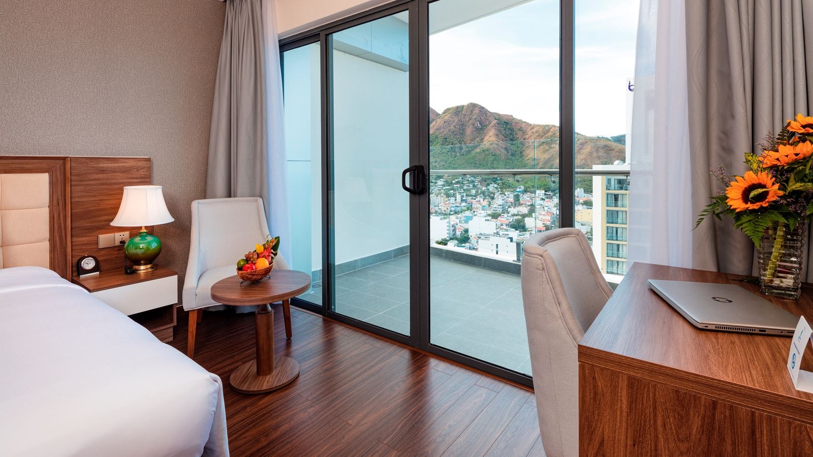 rooms-deluxe-twin-seaview-balcony
