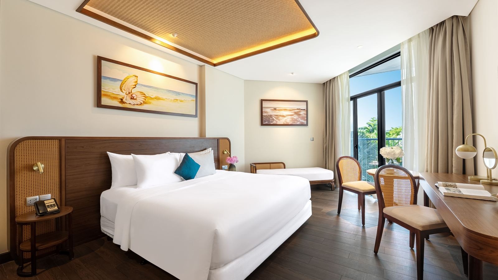 rooms-premier-deluxe-king-partial-sea-view