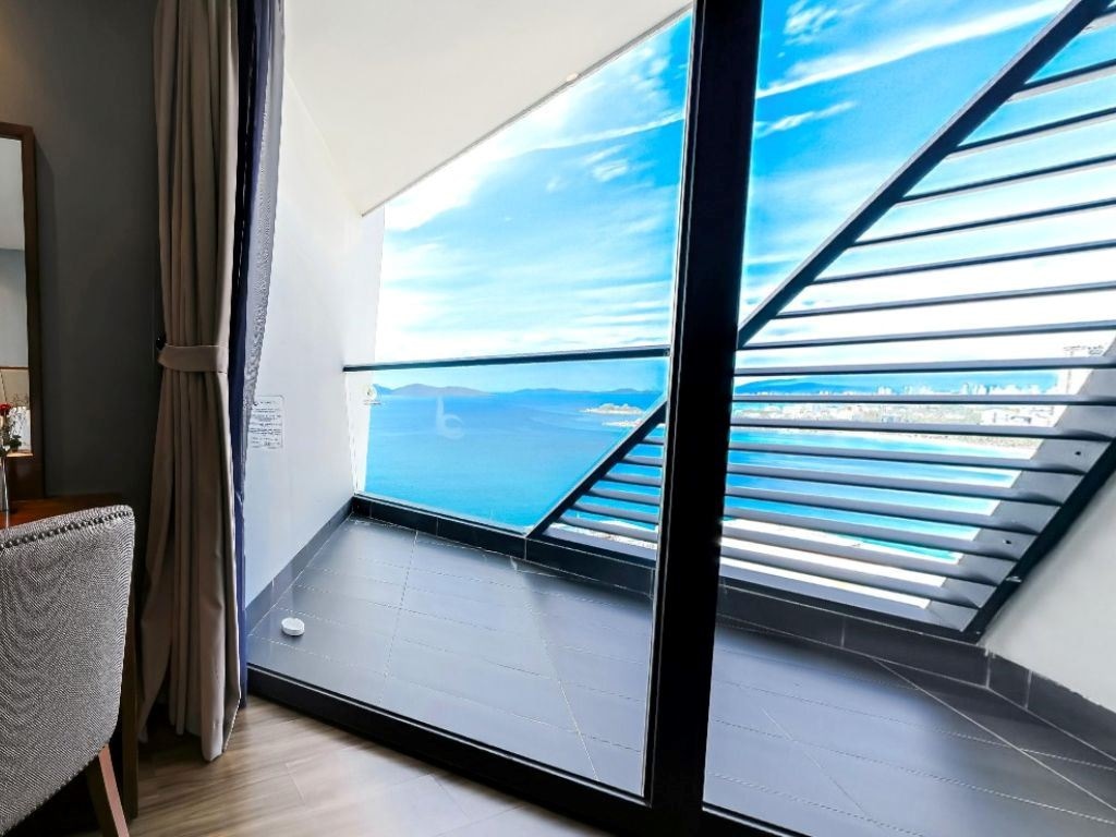 rooms-deluxe-partial-seaview-with-balcony-child-without-extra-bed
