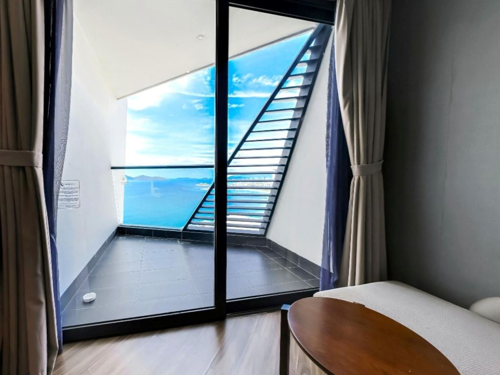 rooms-deluxe-partial-seaview-with-balcony-child-without-extra-bed