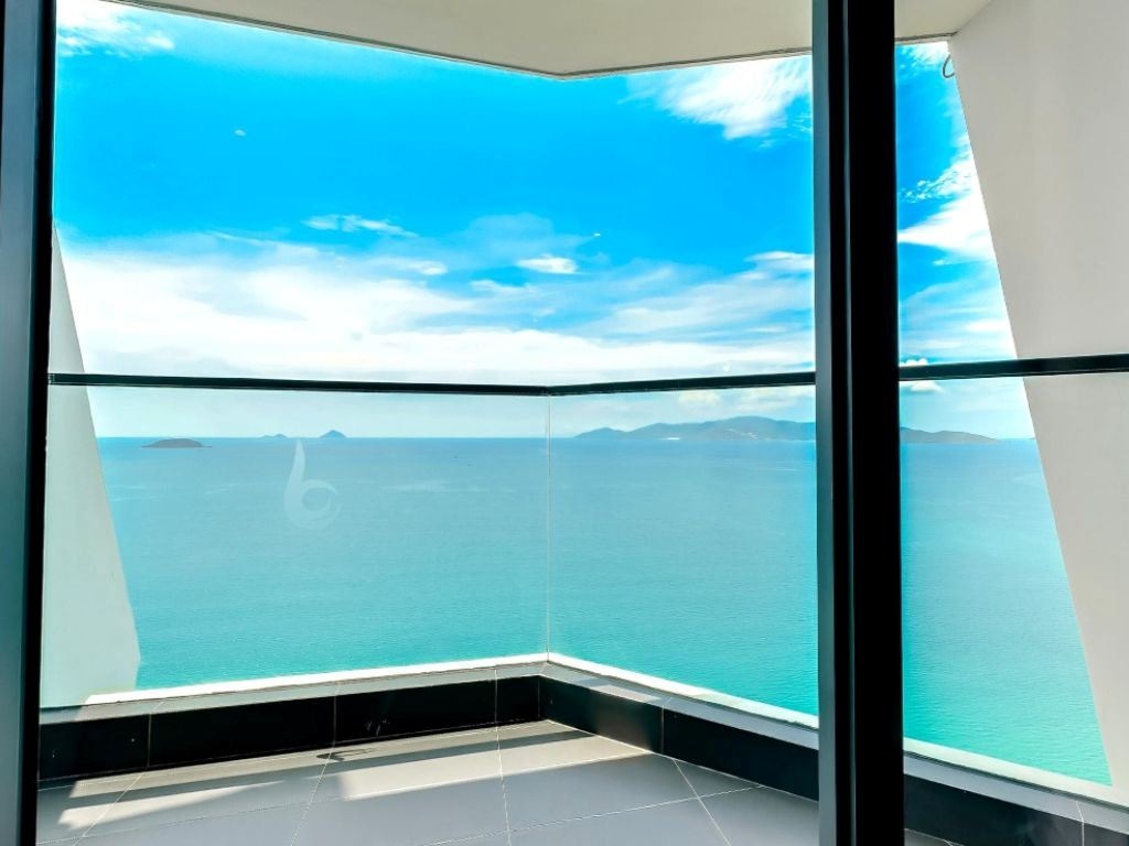 rooms-pacific-triple-with-balcony