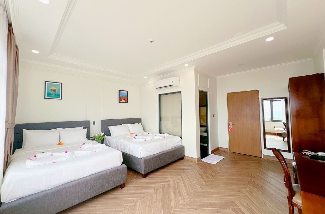 rooms-deluxe-family-room
