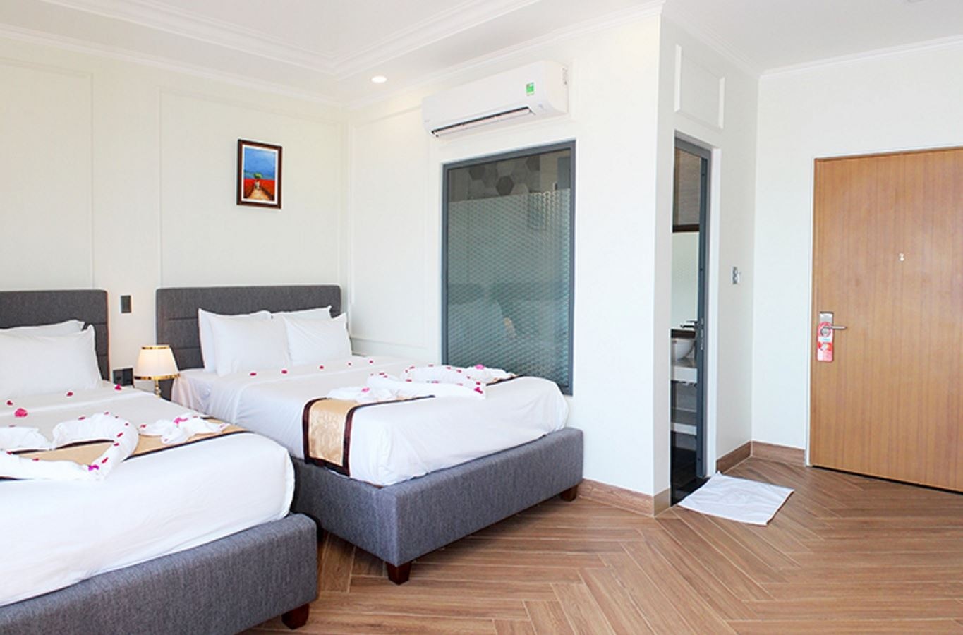 rooms-deluxe-family-room