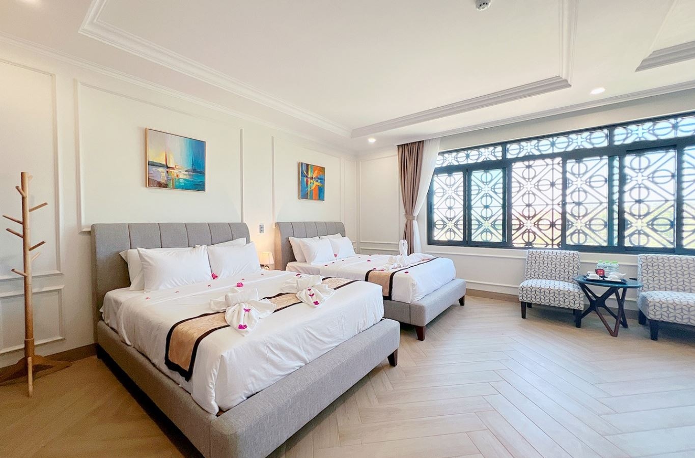 rooms-deluxe-family-room