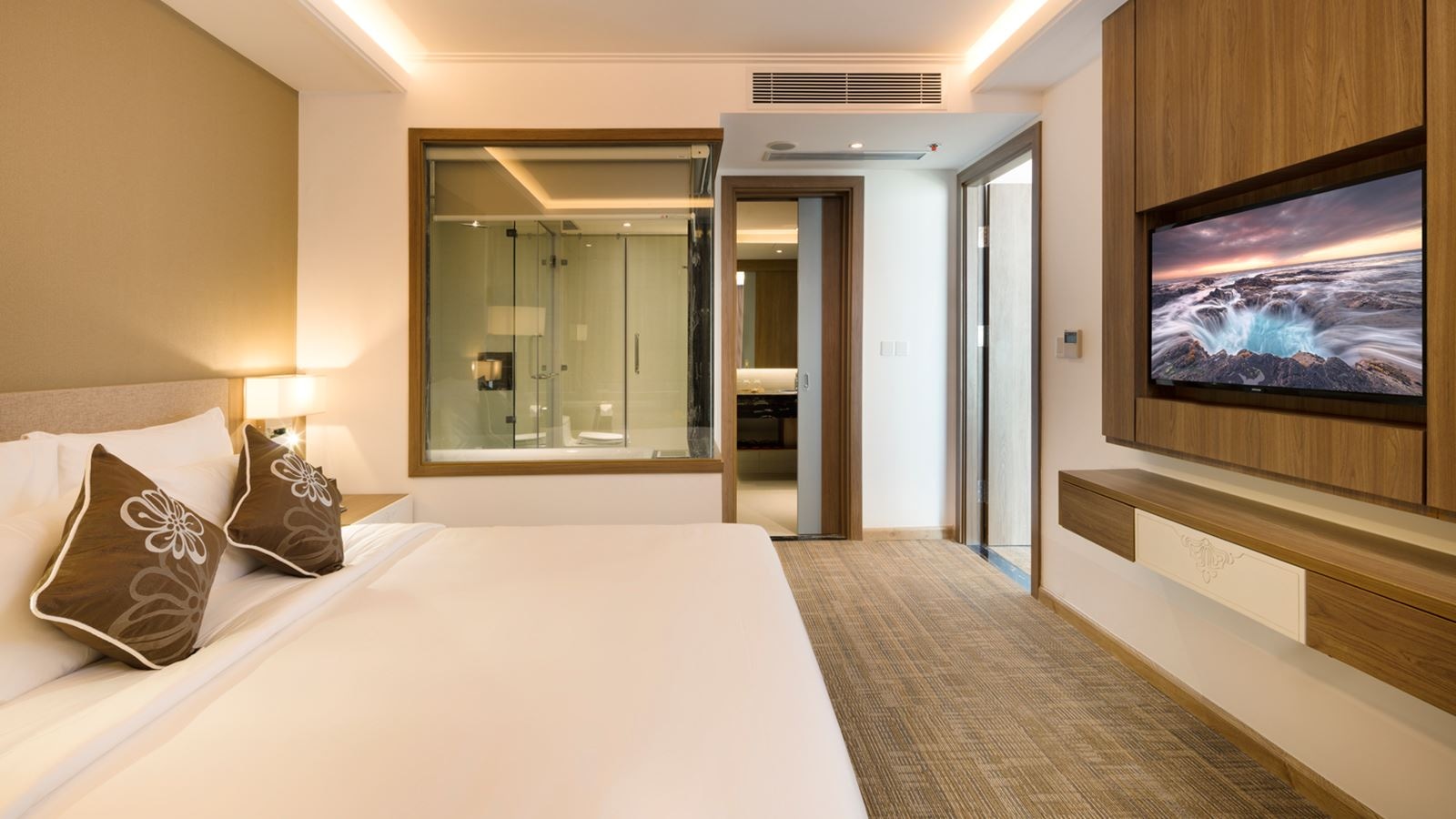 rooms-comodo-grand-suite-sea-view-with-balcony-child-without-extra-bed