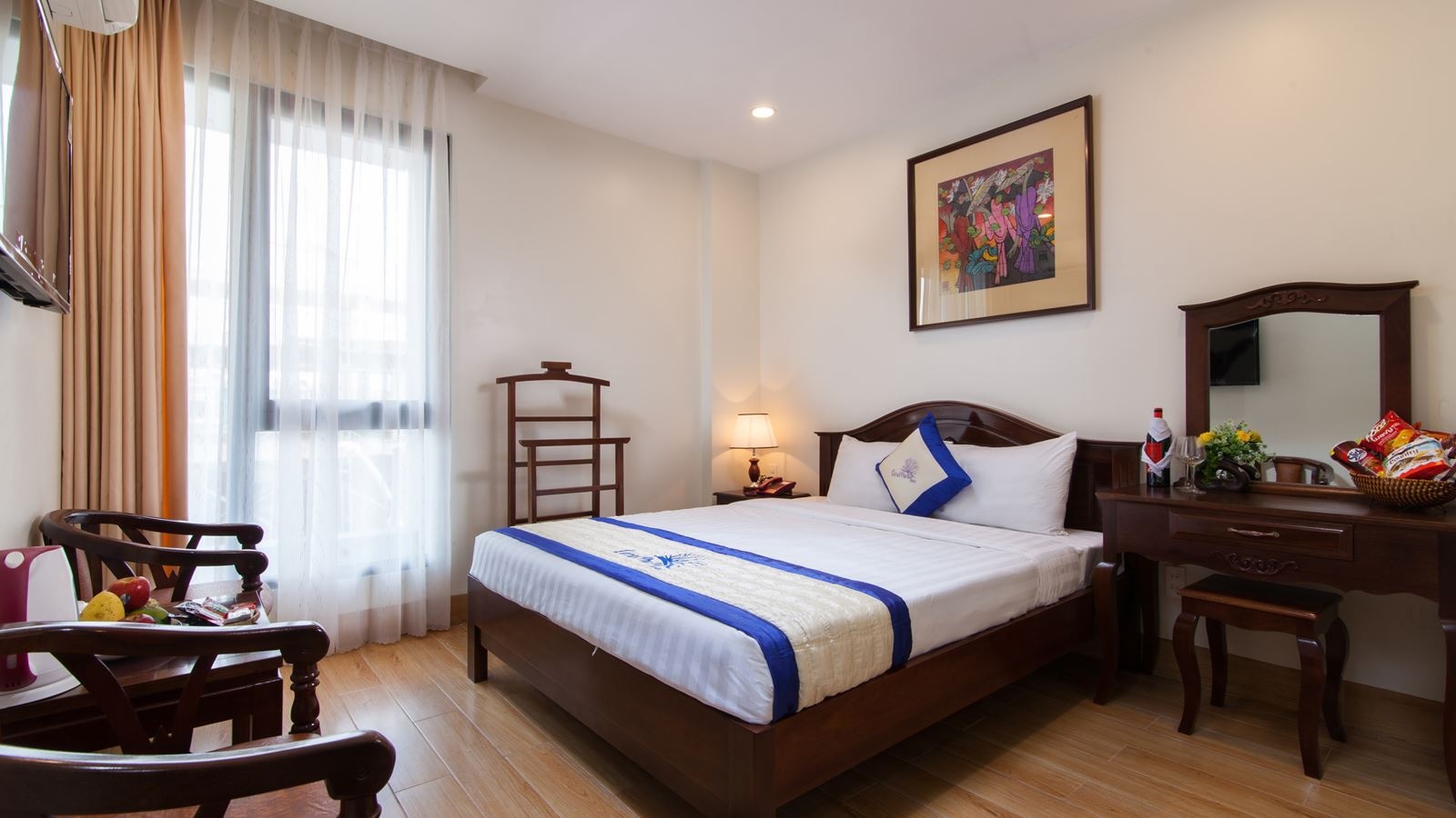 rooms-deluxe-double-window