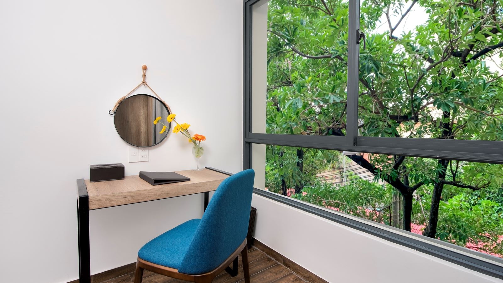 rooms-premier-deluxe-room-with-window