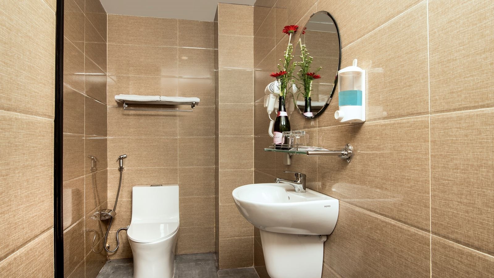 rooms-deluxe-room-with-window