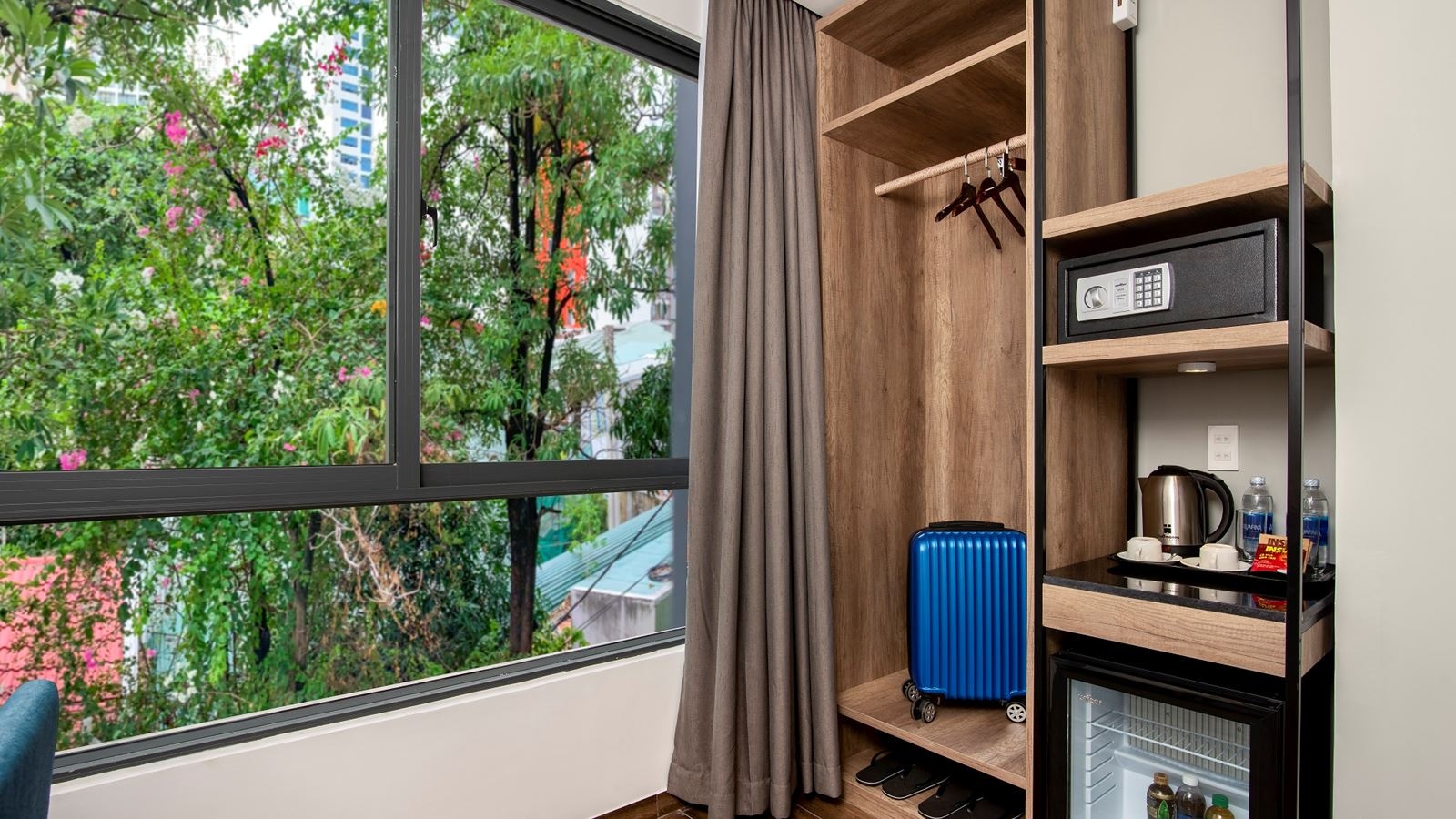 rooms-premier-deluxe-room-with-window