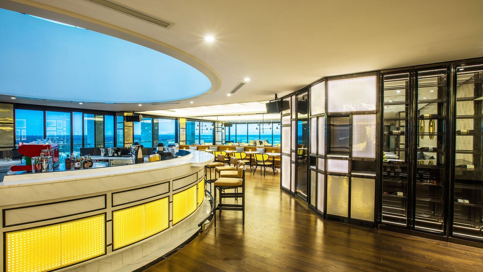 bars-latitude-rooftop-bar