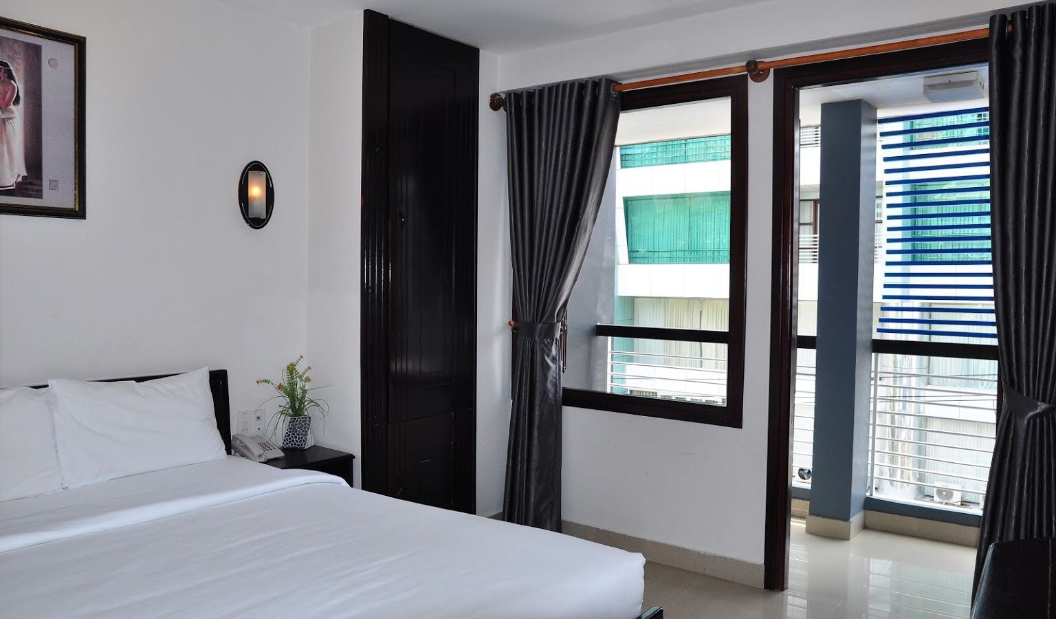 rooms-room-deluxe-city-balcony