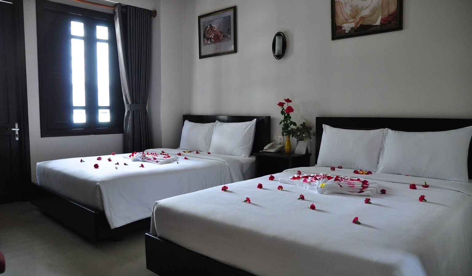 rooms-room-deluxe-city-balcony