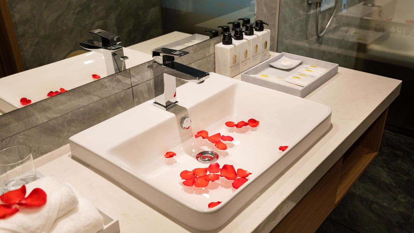 rooms-deluxe-city-view-with-balcony