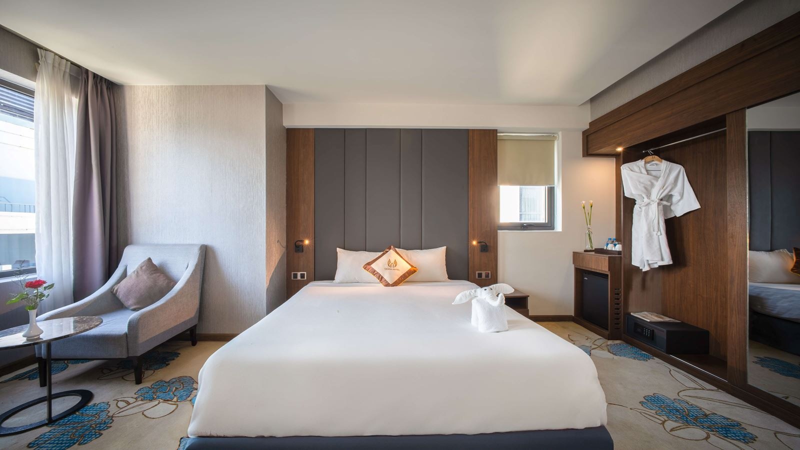 rooms-premier-deluxe-city-view-with-balcony