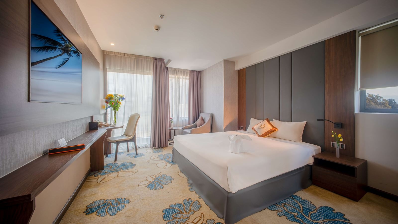 rooms-premier-deluxe-city-view-with-balcony