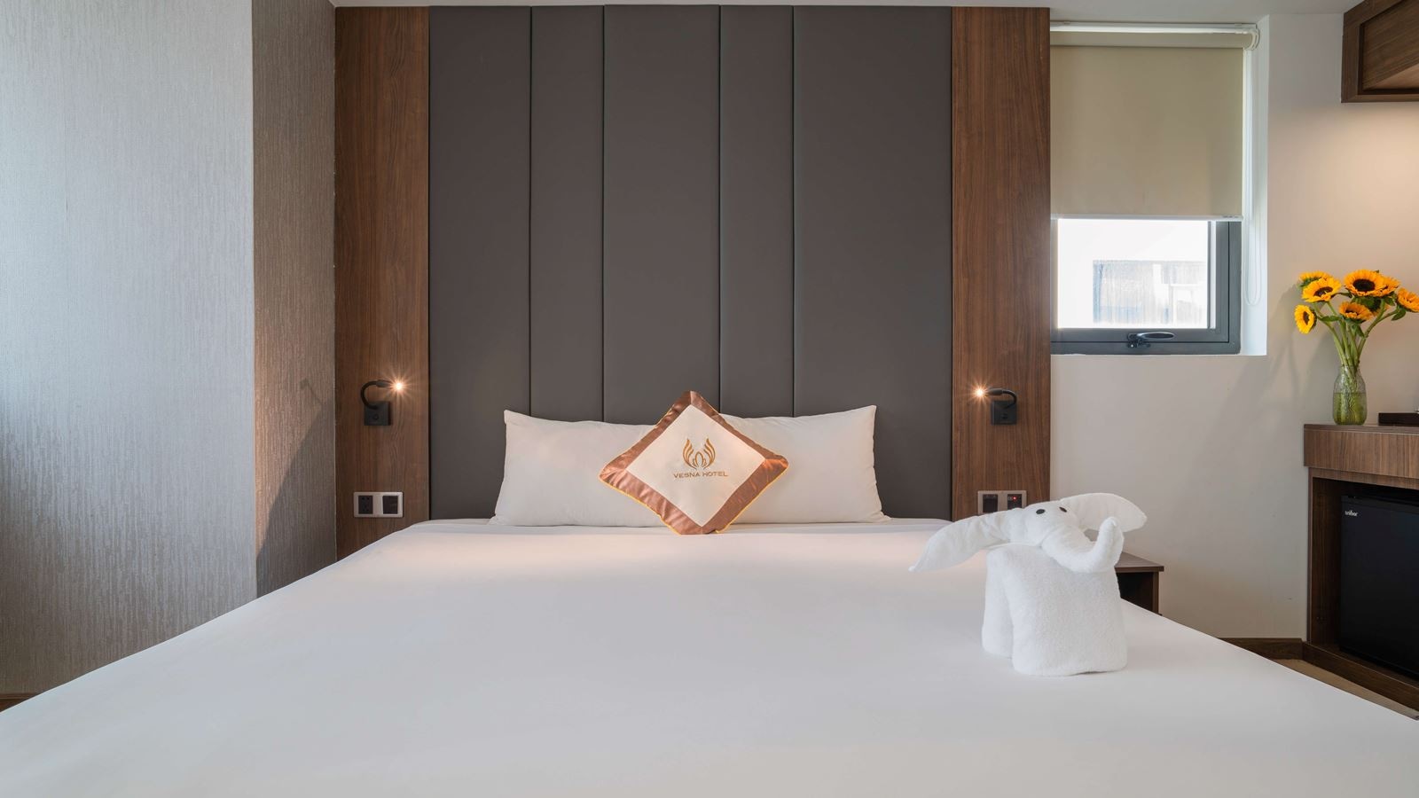 rooms-premier-deluxe-city-view-with-balcony