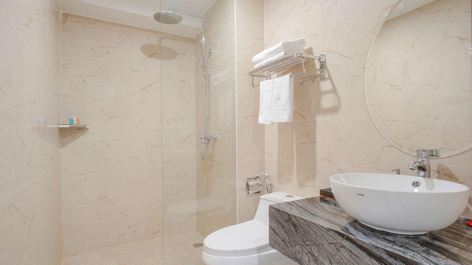 rooms-premier-deluxe-city-view-with-balcony