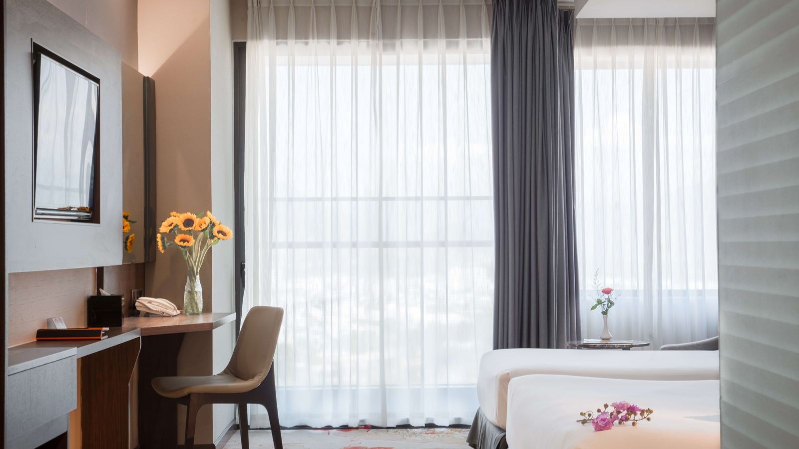 rooms-premier-deluxe-city-view-with-balcony