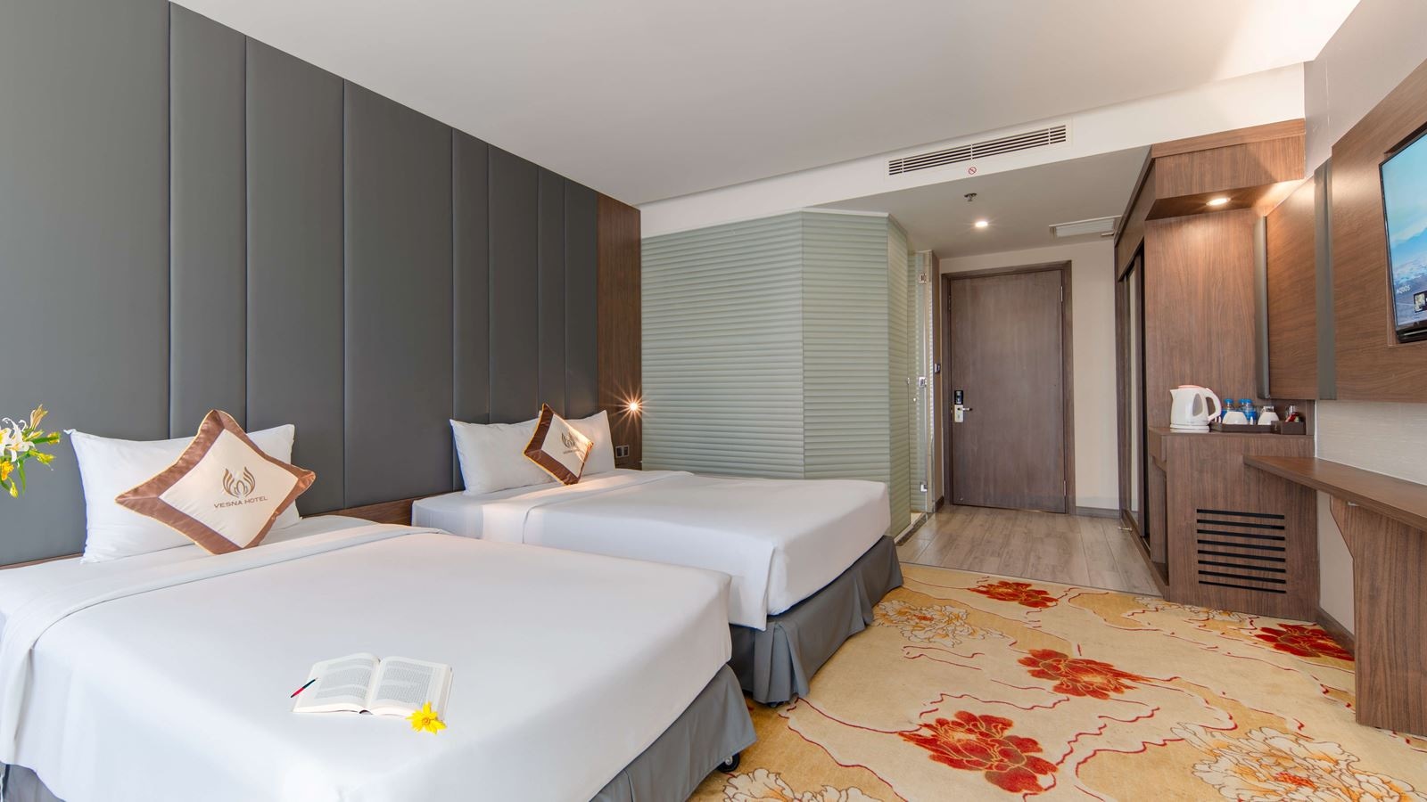 rooms-premier-deluxe-city-view-with-balcony