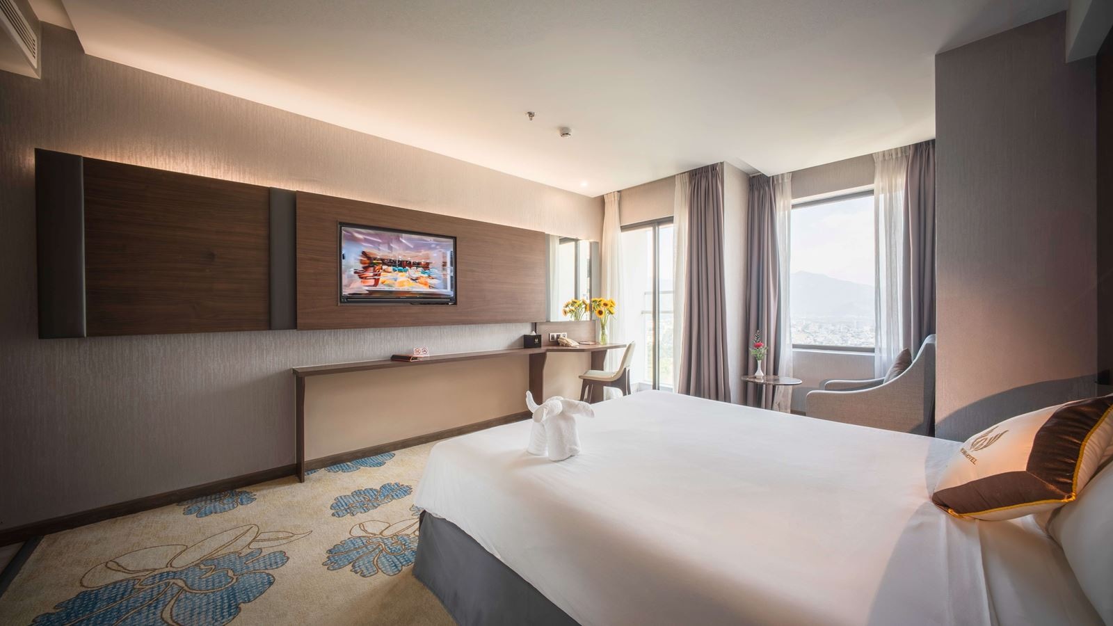 rooms-premier-deluxe-city-view-with-balcony-child-without-extra-bed