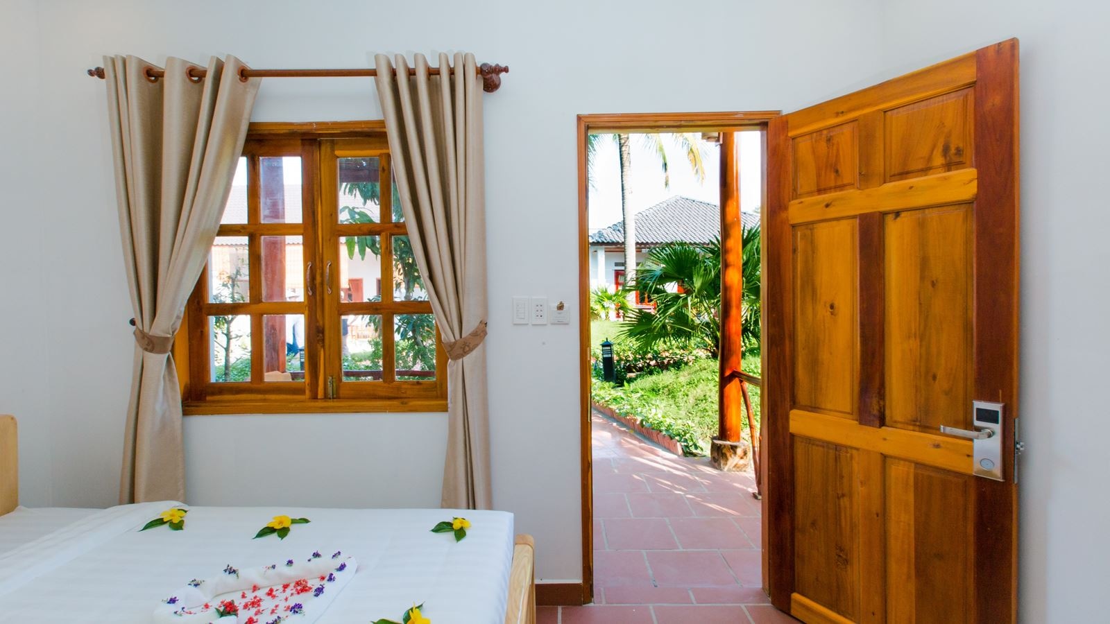 rooms-deluxe-room-garden-view