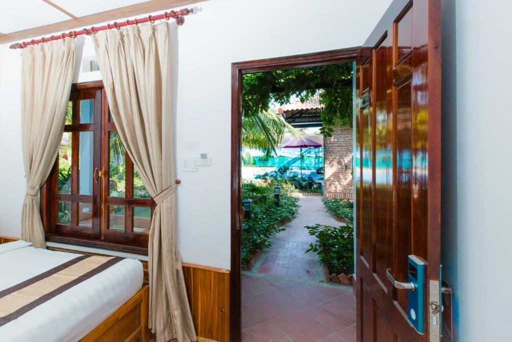 rooms-bungalow-family-pool-view