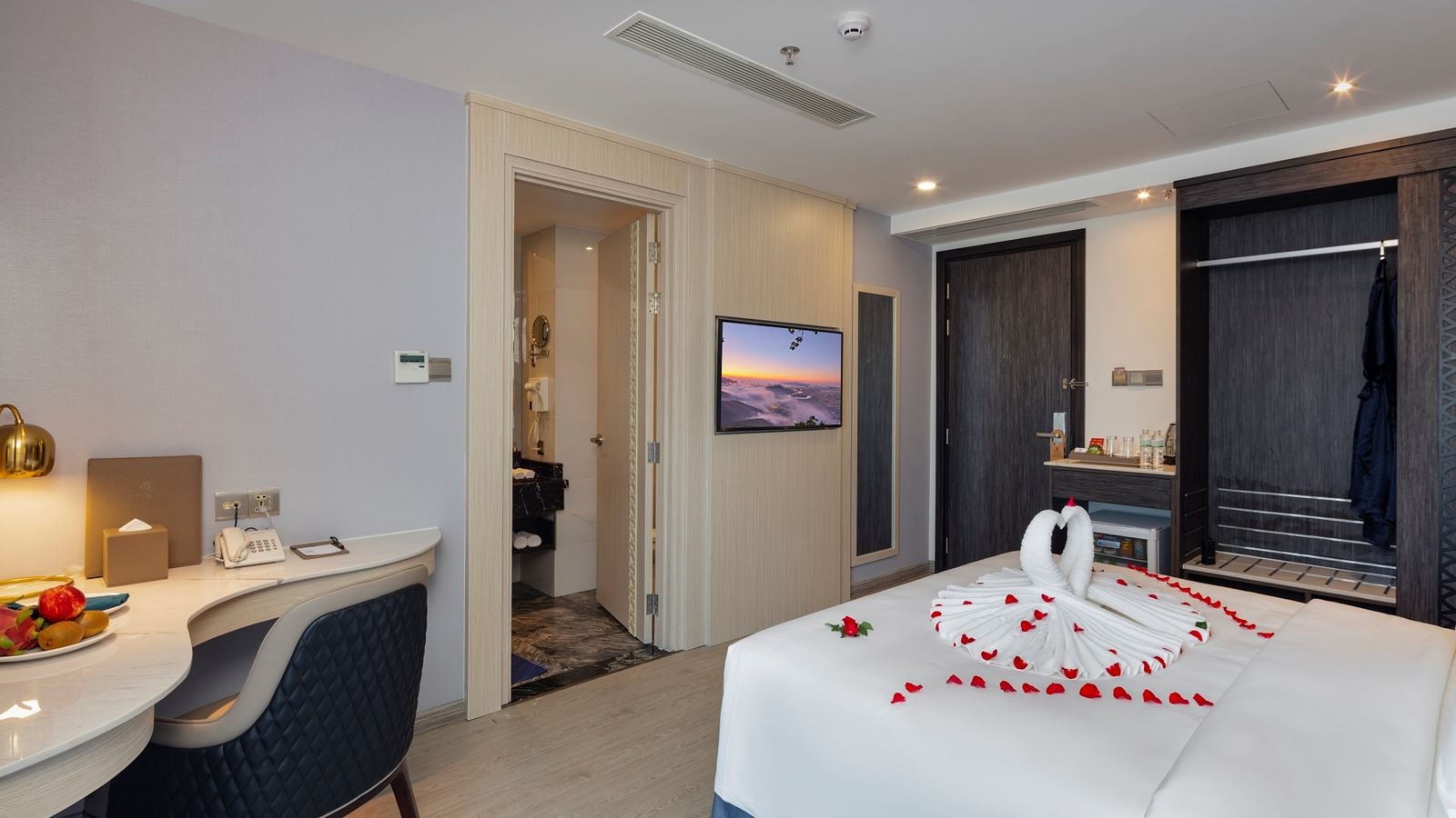 rooms-junior-balcony-city-view