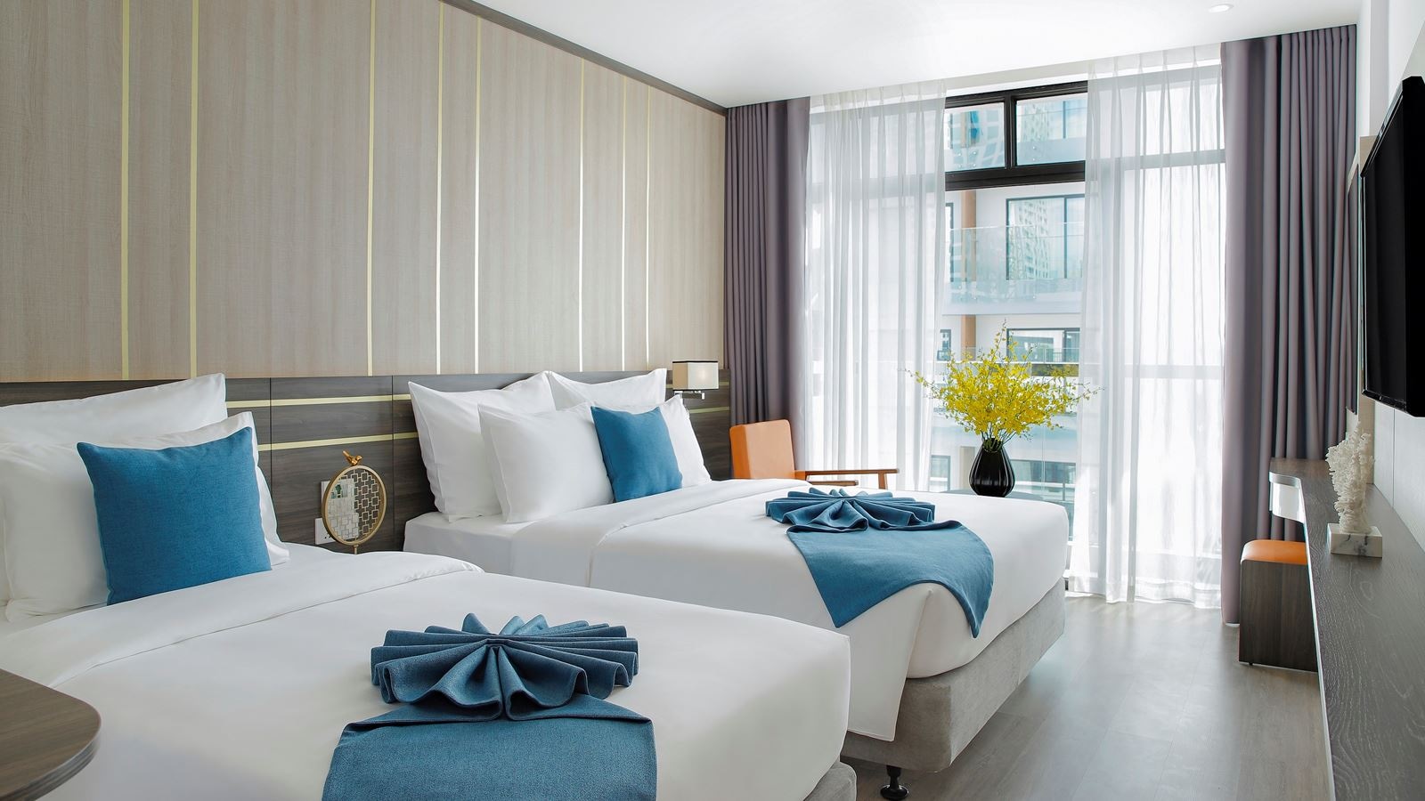 rooms-senior-deluxe-city-room-with-balcony