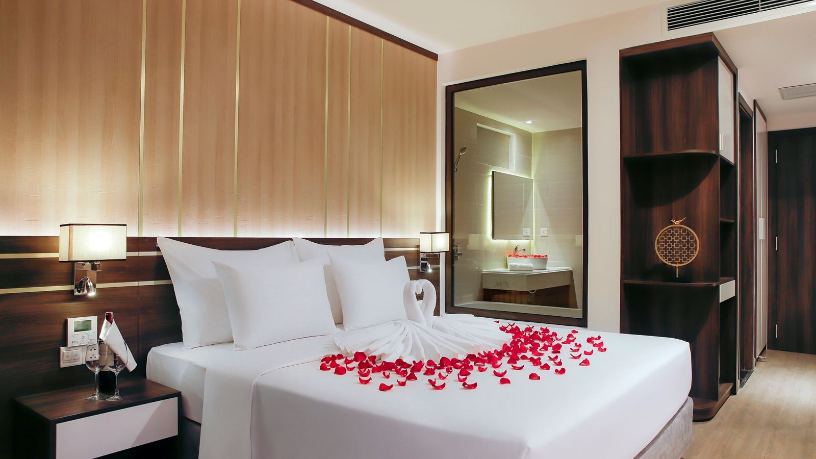 rooms-senior-deluxe-partial-sea-view-with-balcony-child-without-extra-bed