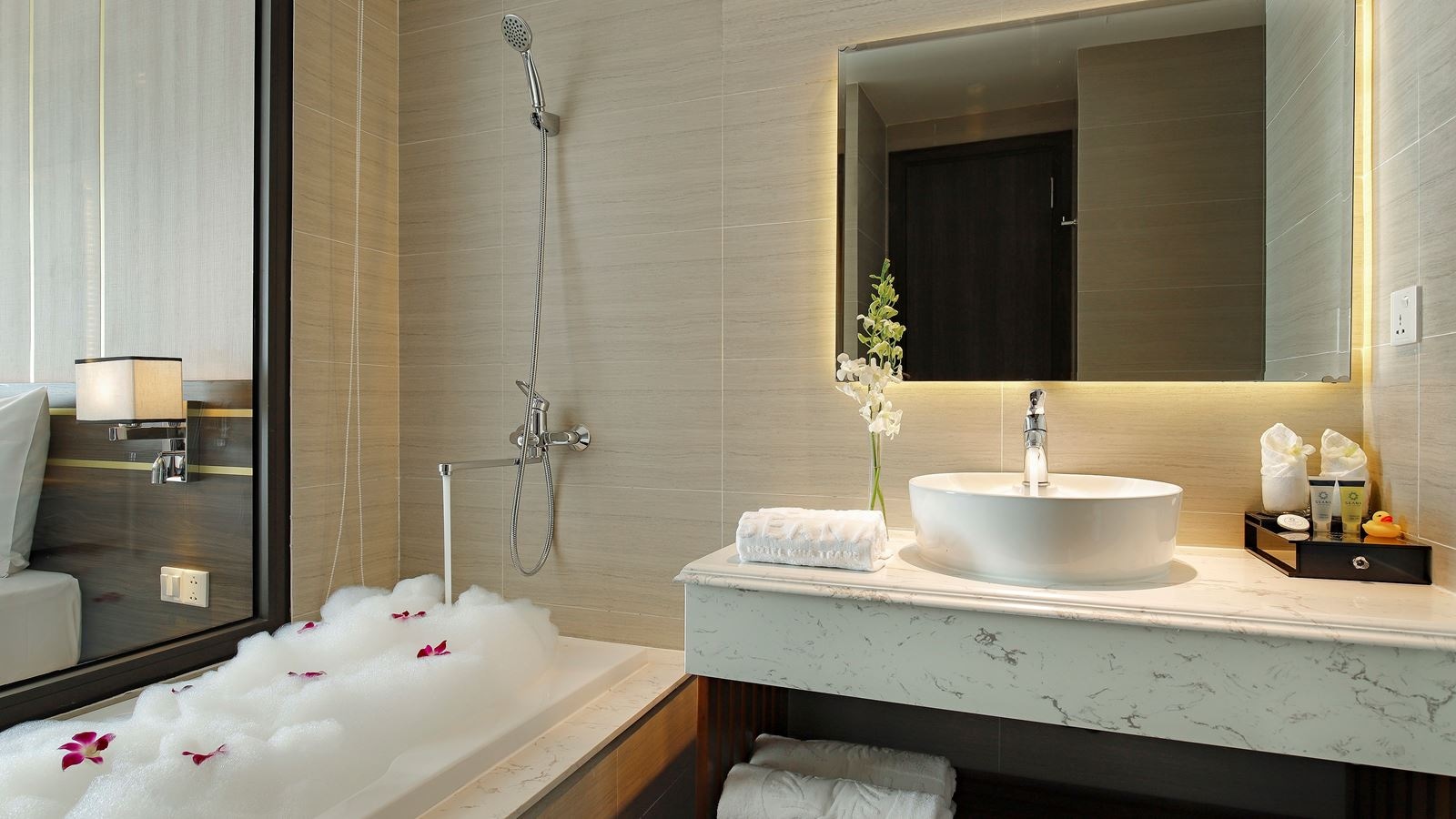 rooms-senior-deluxe-partial-sea-view-with-balcony