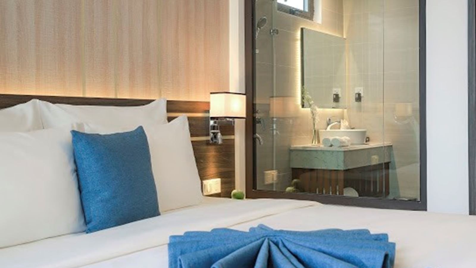 rooms-senior-deluxe-city-room-with-balcony