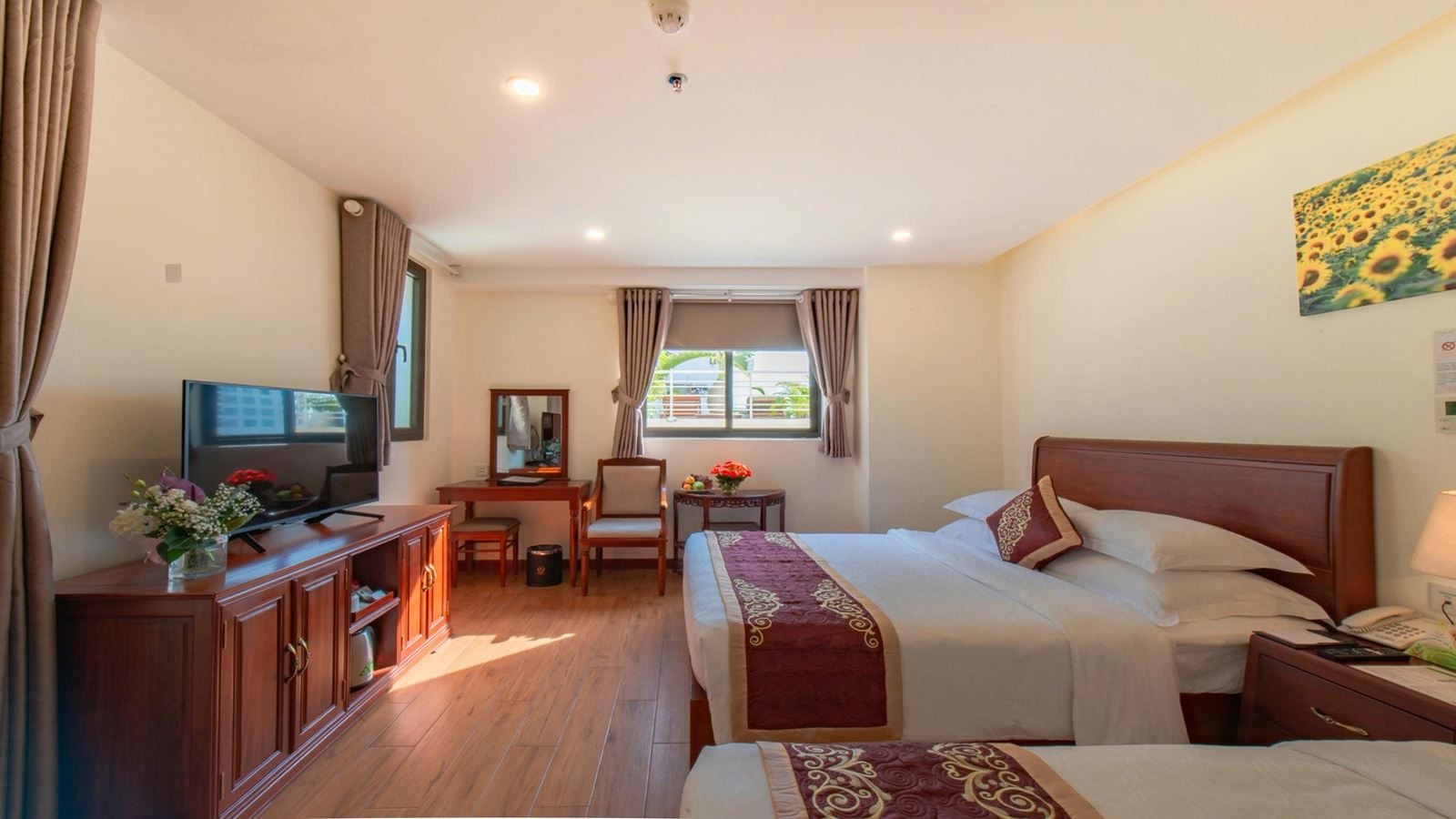 rooms-superior-balcony-city-view