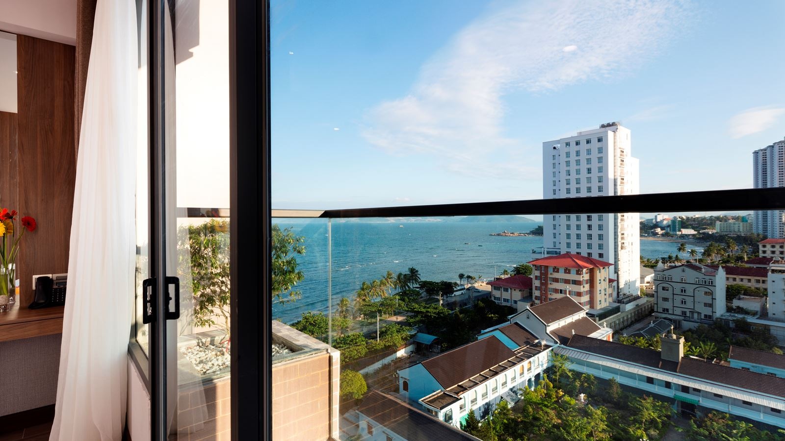 rooms-senior-sea-view-with-balcony