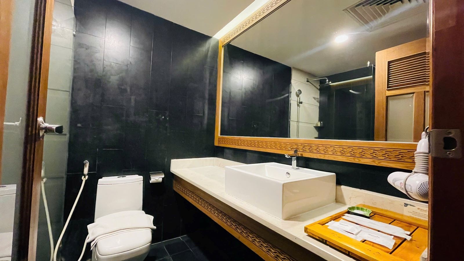 rooms-deluxe-garden-view-balcony