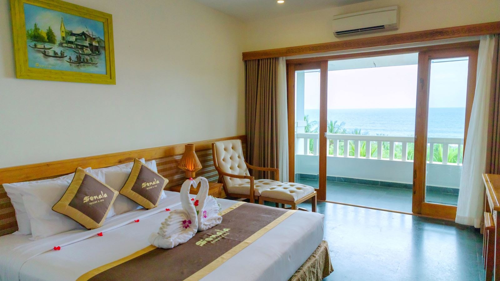 rooms-deluxe-sea-view-balcony