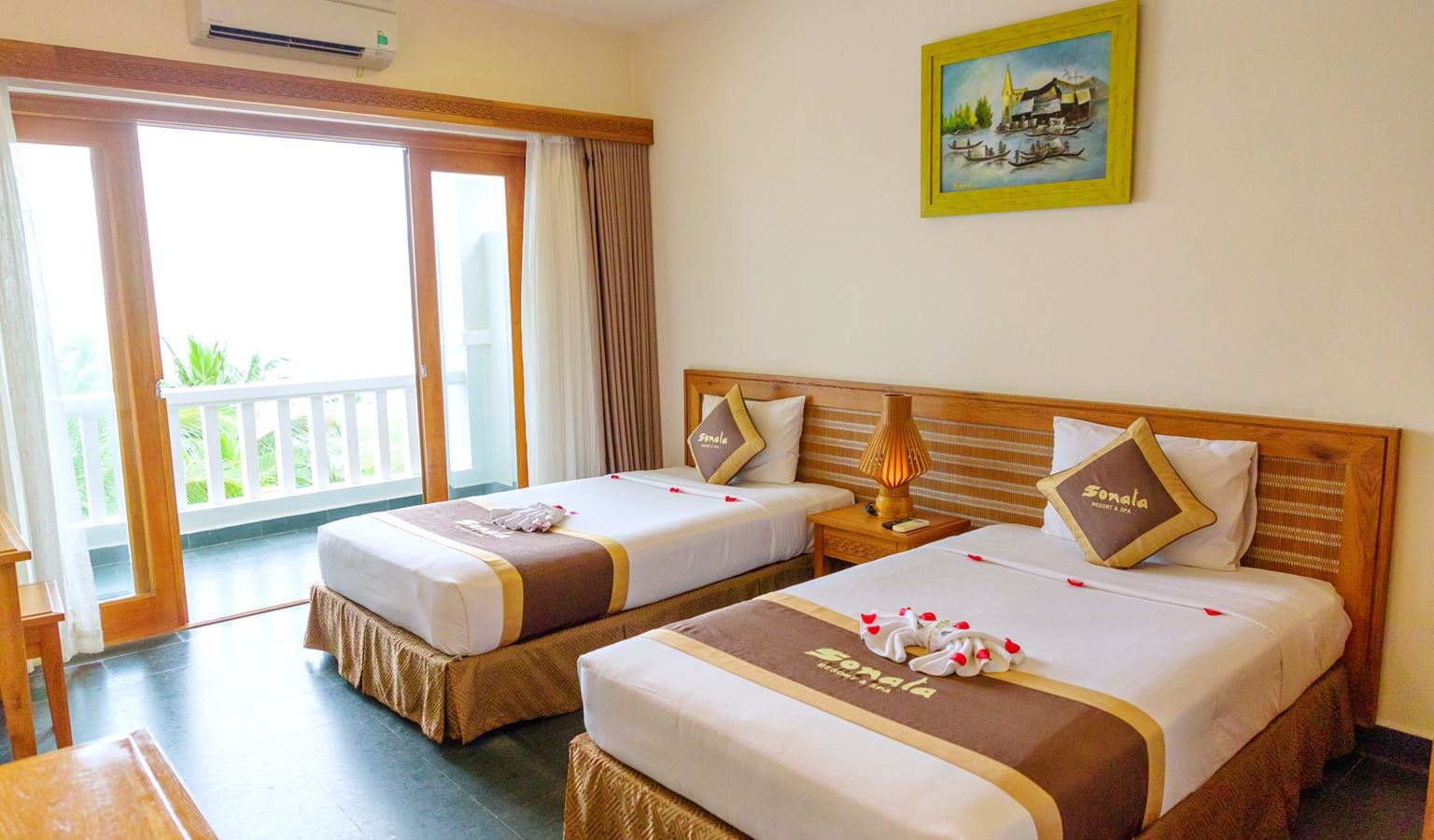 rooms-suite-family-balcony