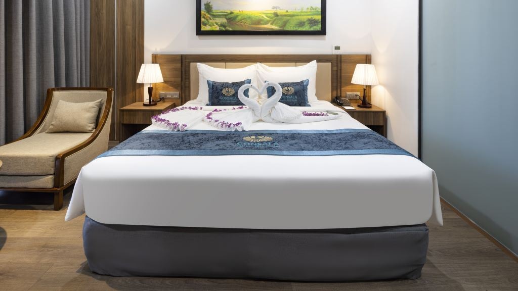 rooms-premier-city-view-with-balcony