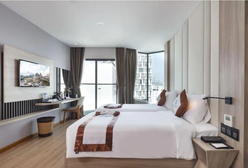 rooms-senior-deluxe-partial-seaview-with-balcony