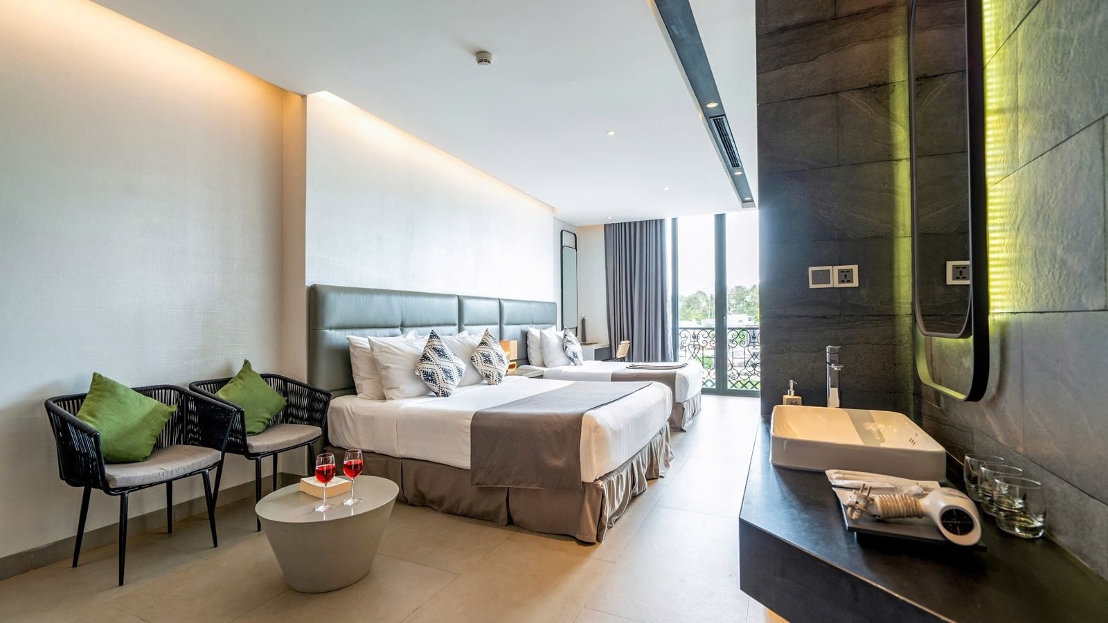 rooms-deluxe-triple-suite-cityview-with-balcony